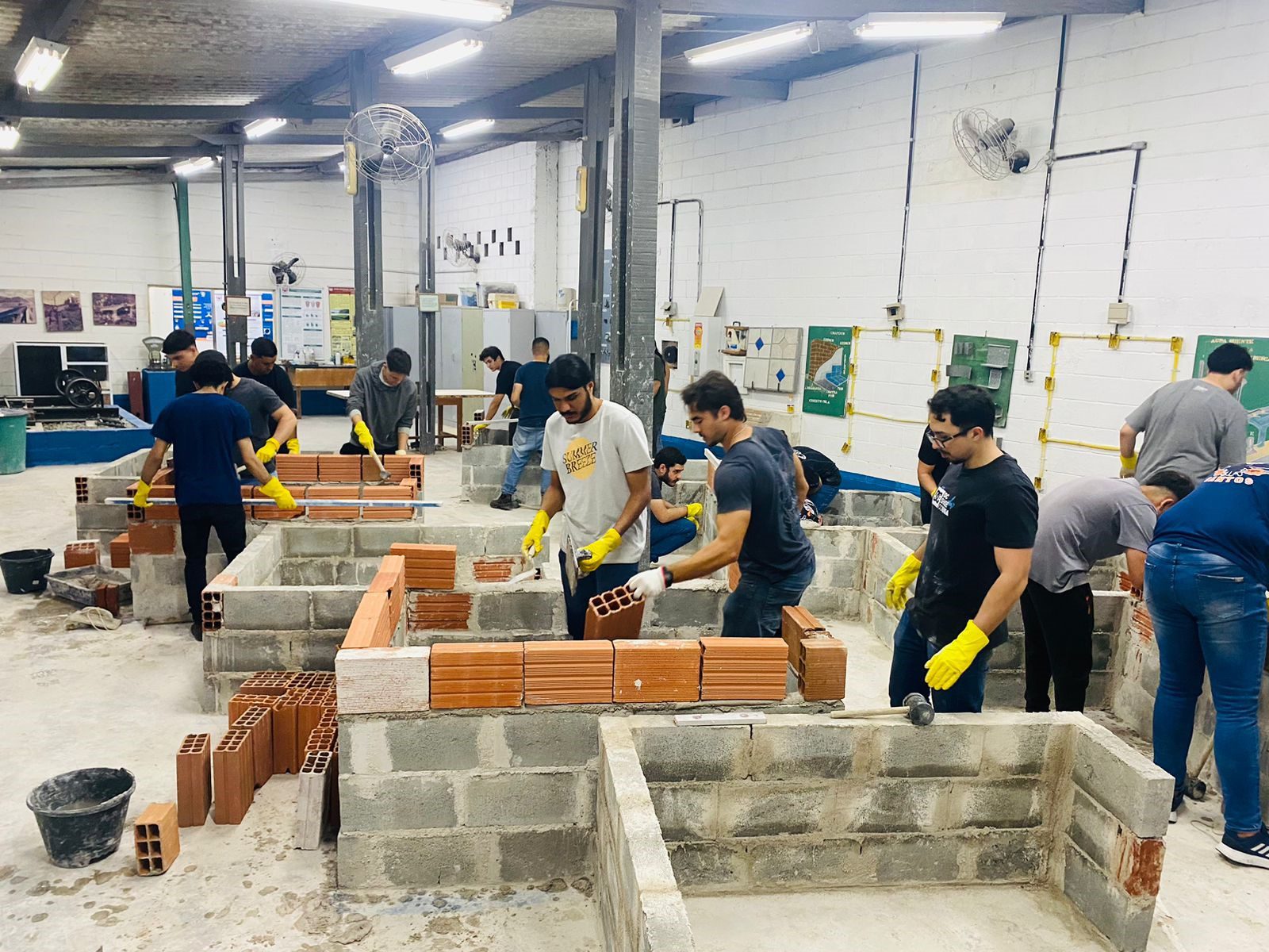 Os Laboratórios de Engenharia e Arquitetura da Unisanta oferecem infraestrutura avançada para ensino, pesquisa e elaboração de projetos.