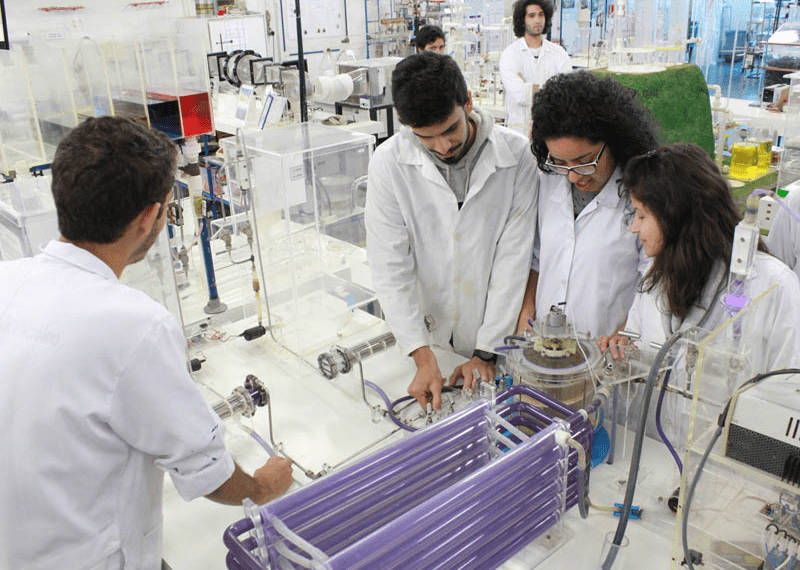 Os Laboratórios de Engenharia e Arquitetura da Unisanta oferecem infraestrutura avançada para ensino, pesquisa e elaboração de projetos.