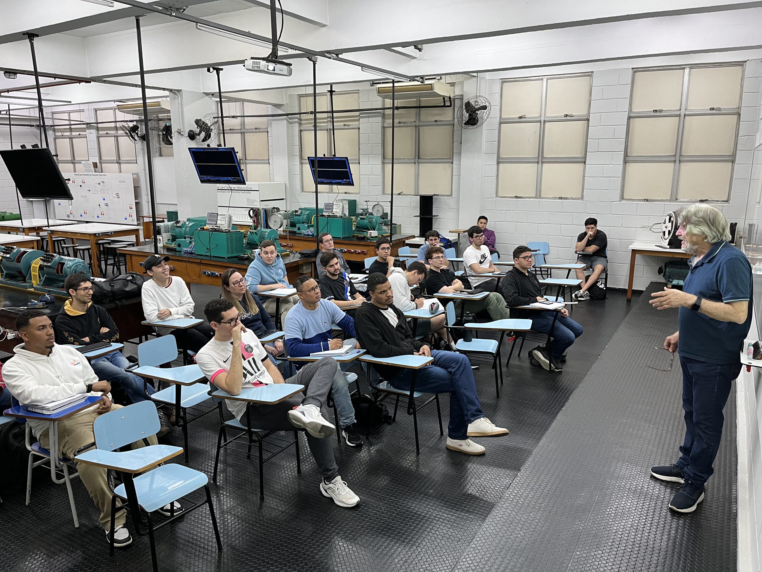 Os Laboratórios de Engenharia e Arquitetura da Unisanta oferecem infraestrutura avançada para ensino, pesquisa e elaboração de projetos.